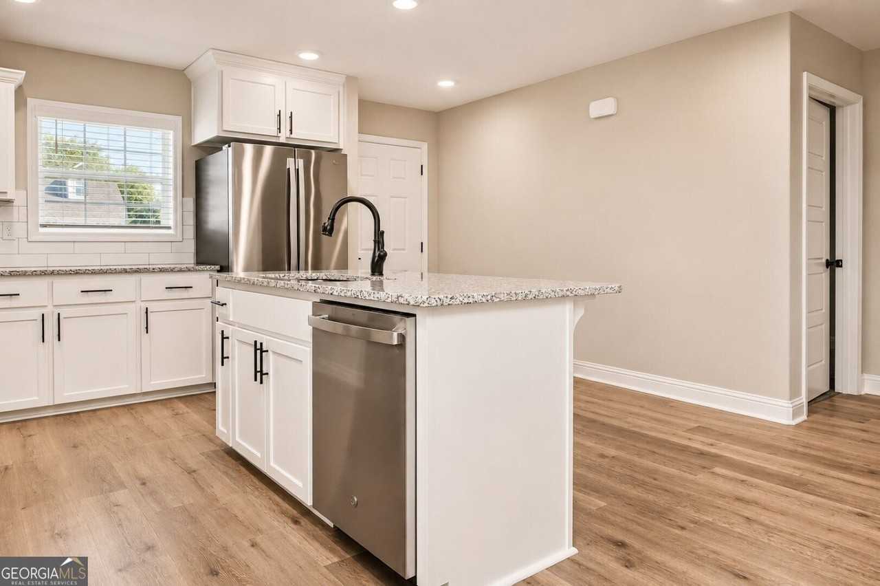 419 Madison Ave - Photo 5 of 38