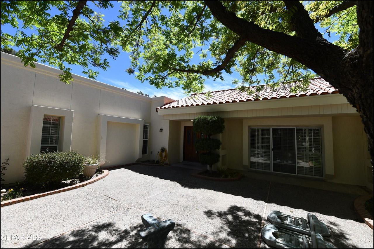 1004 Los Jardines Cir - Photo 2 of 39