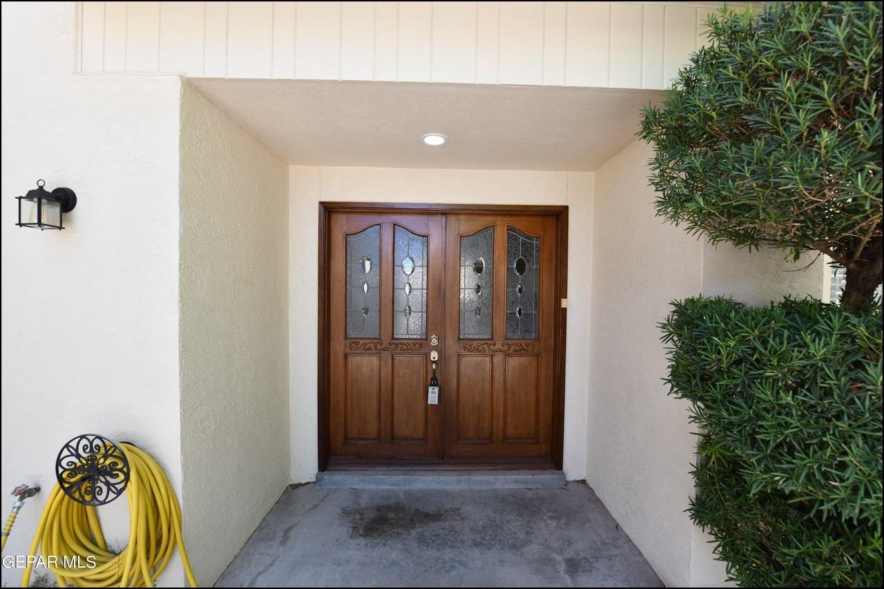 1004 Los Jardines Cir - Photo 3 of 39