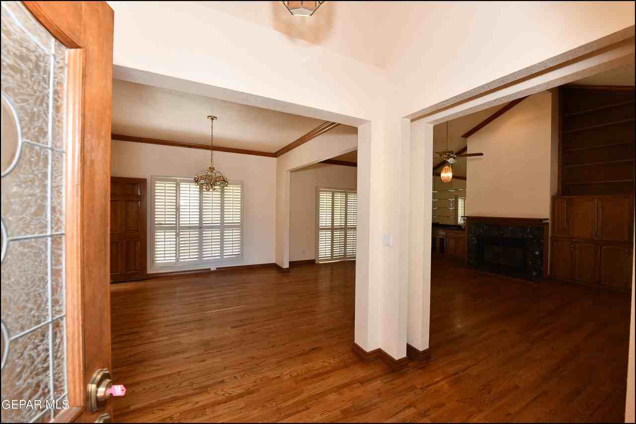 1004 Los Jardines Cir - Photo 4 of 39