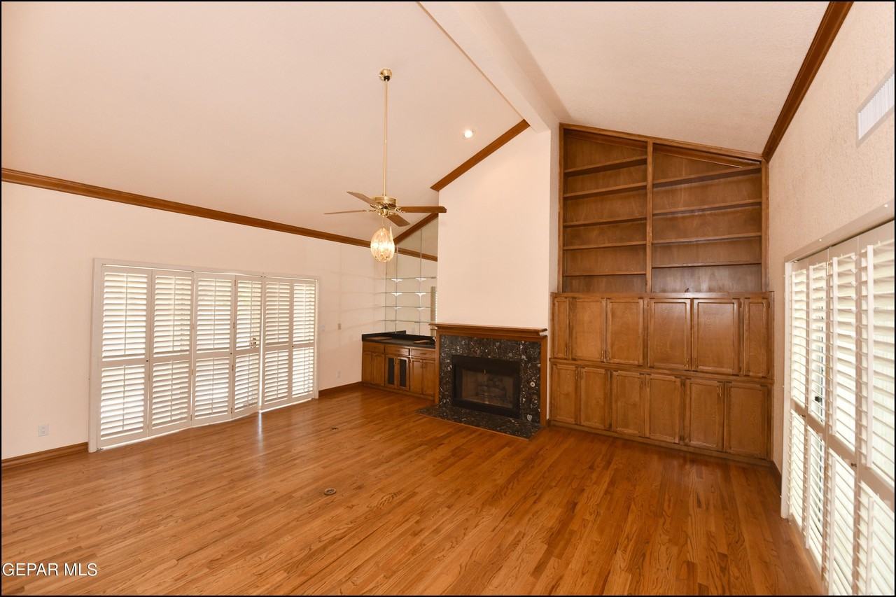 1004 Los Jardines Cir - Photo 5 of 39