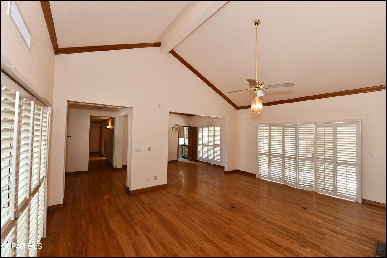 1004 Los Jardines Cir - Photo 6 of 39