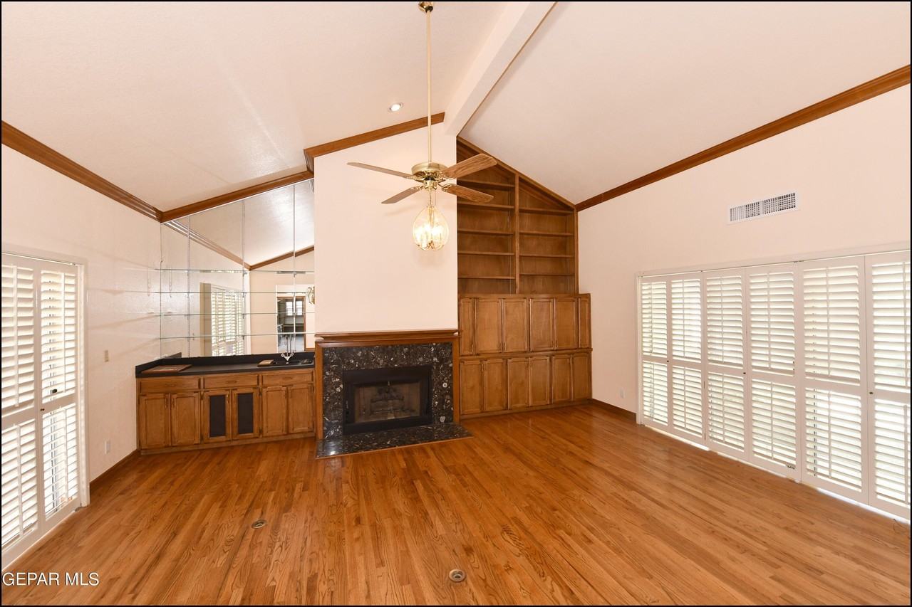 1004 Los Jardines Cir - Photo 7 of 39