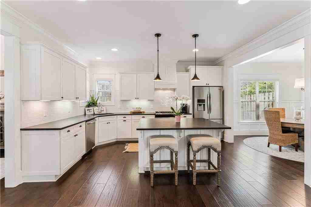 1077 Sinclair Pointe - Photo 7 of 34