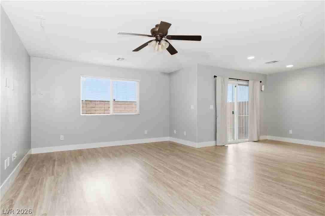 8910 Marble Light Ave - Photo 6 of 32