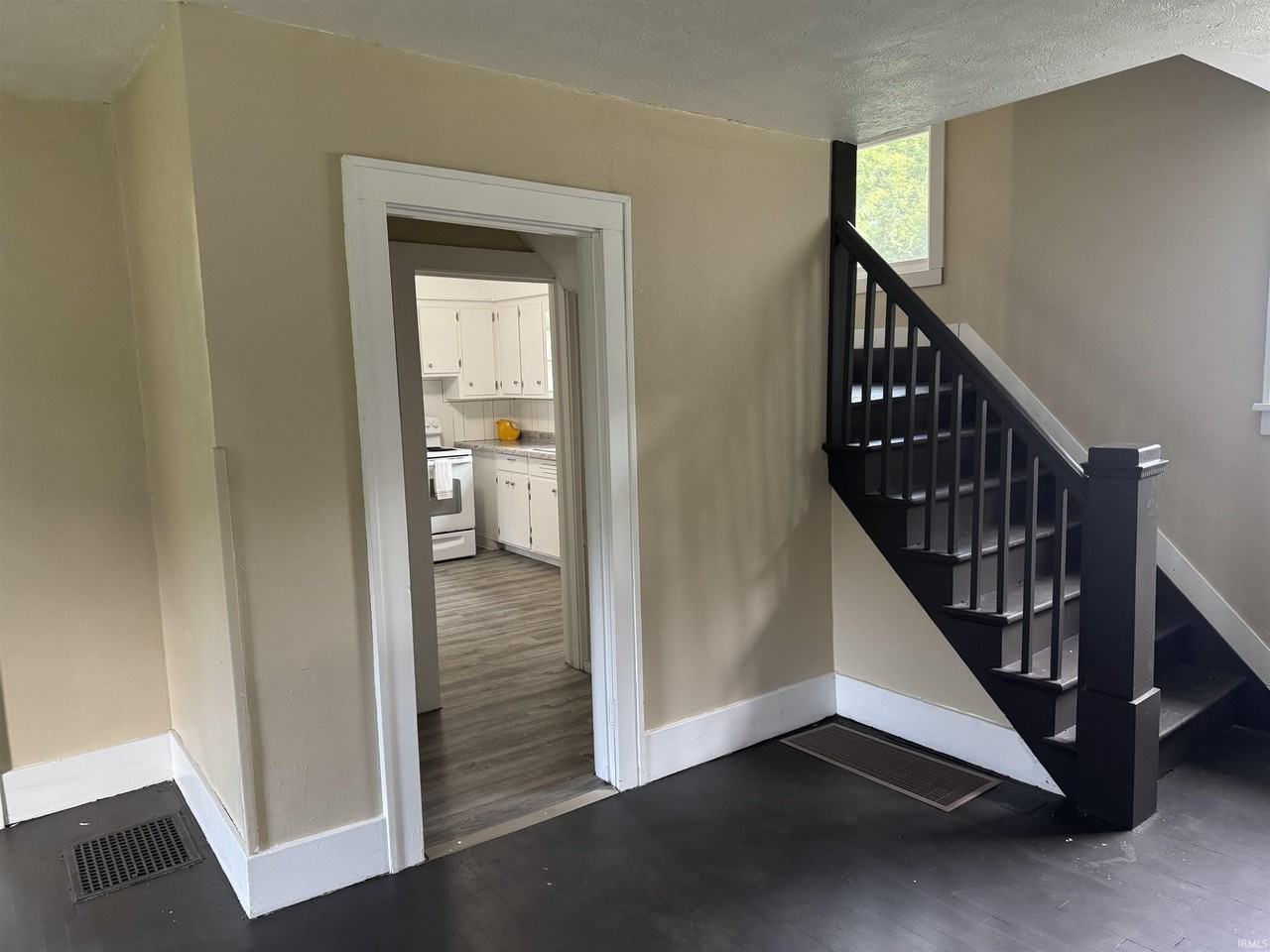 1134 Johnson St - Photo 5 of 24