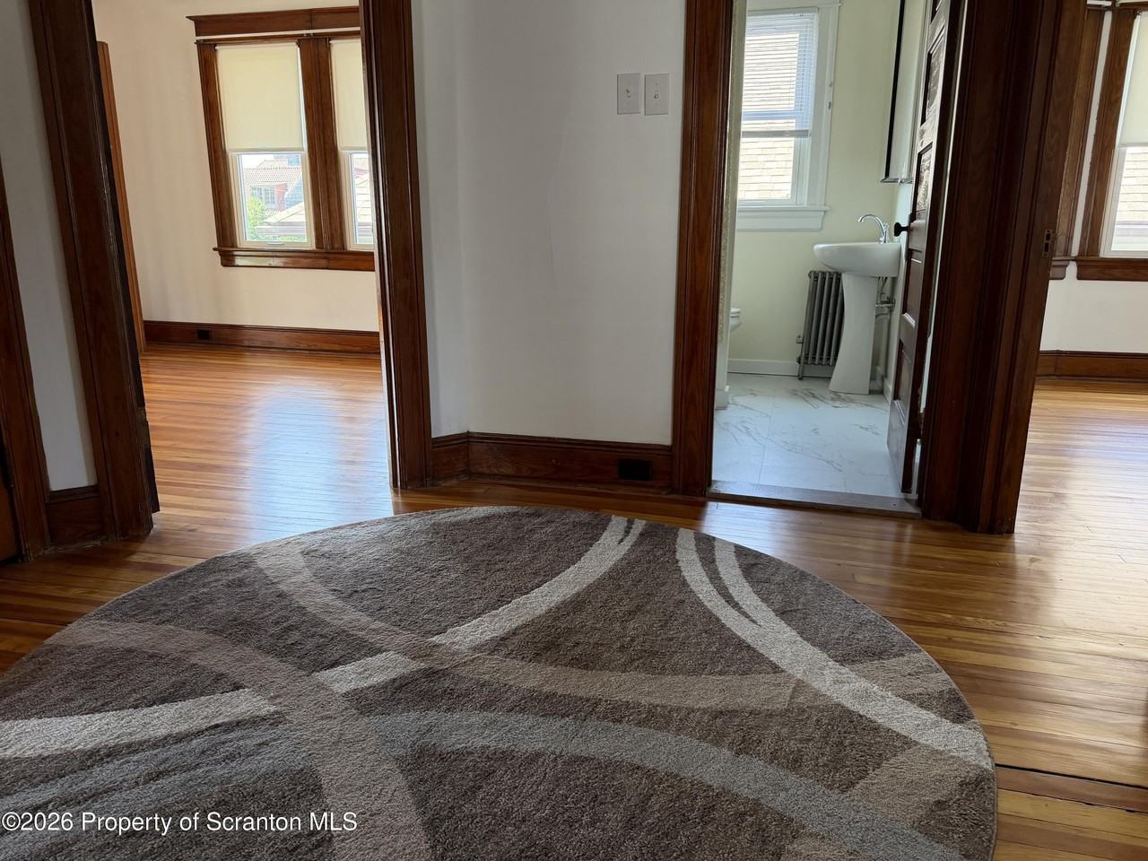 715 Hemlock St - Photo 4 of 8