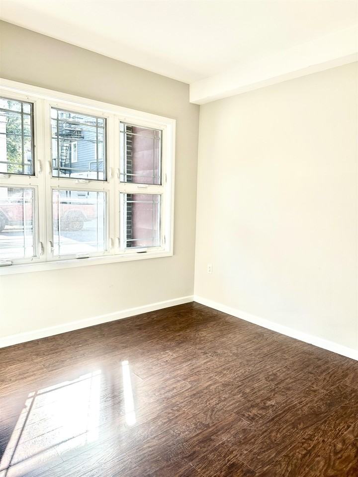 40 Vroom St #3B - Photo 4 of 16