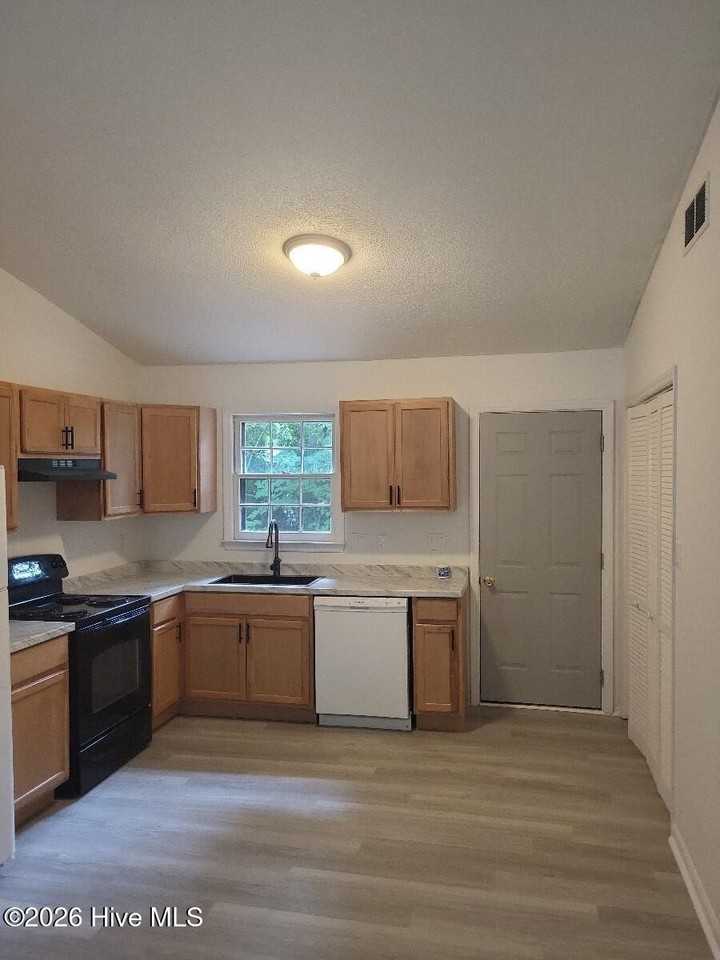 315 Cedar Creek Dr - Photo 3 of 8