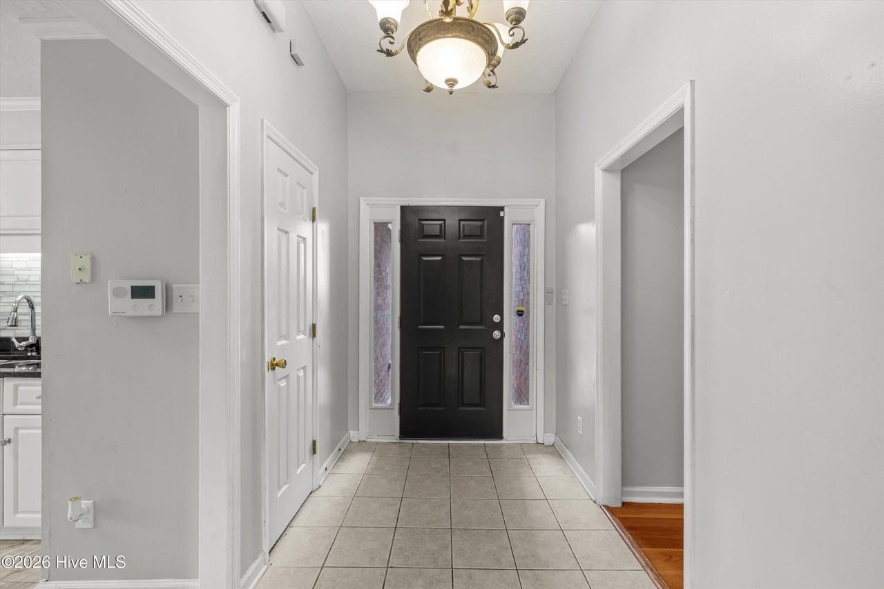546 Jackson St - Photo 4 of 40