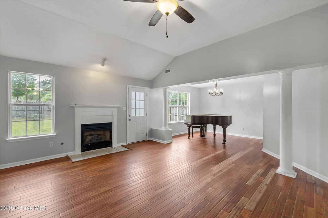 546 Jackson St - Photo 6 of 40