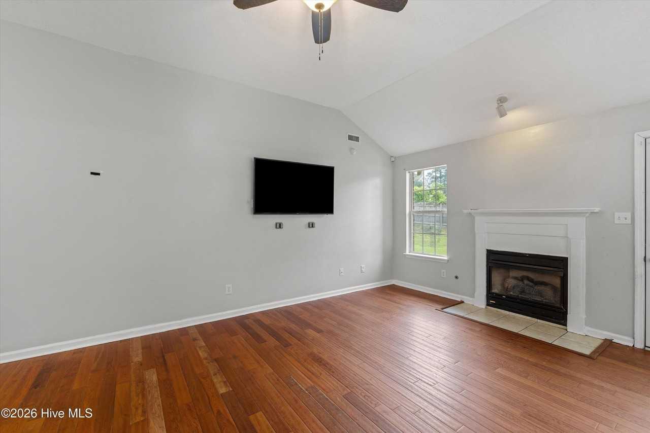 546 Jackson St - Photo 7 of 40