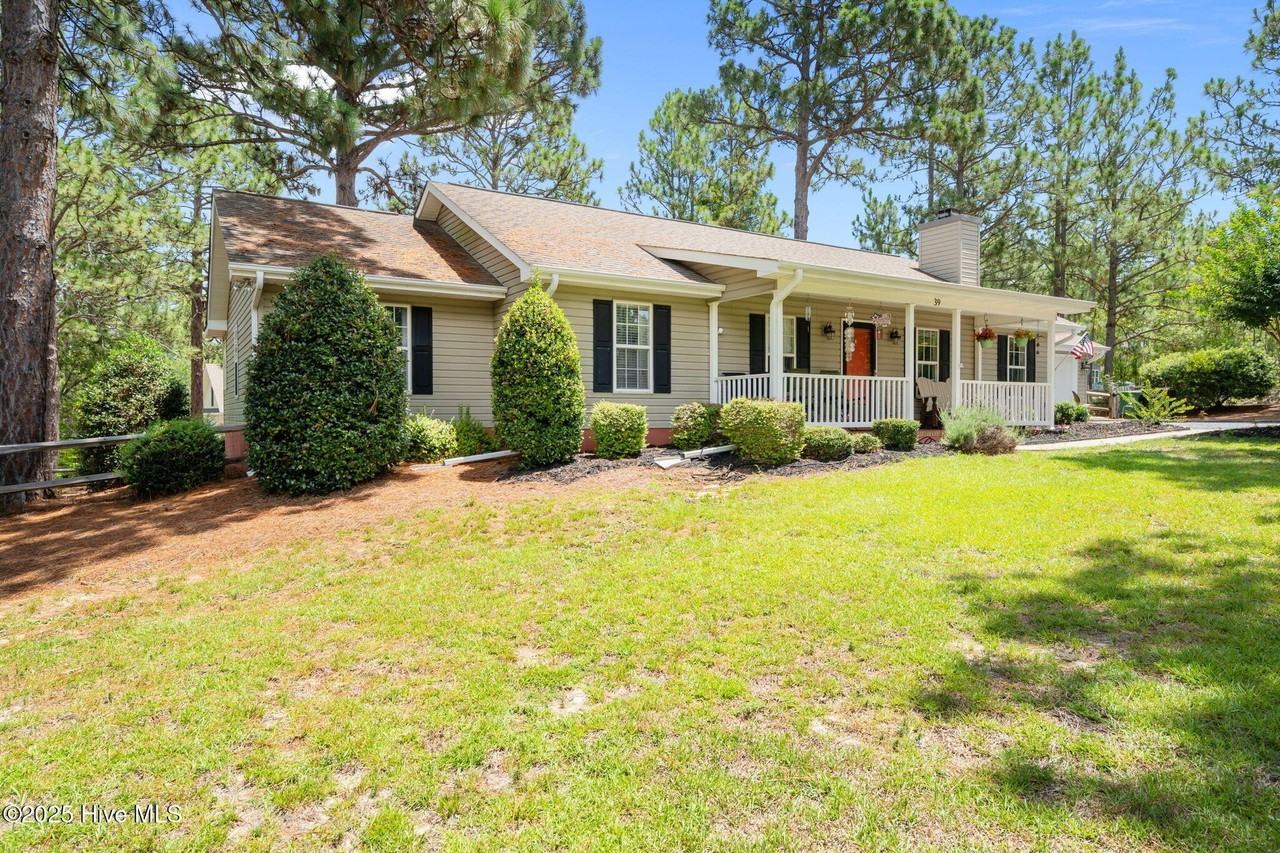 39 Bedford Cir - Photo 2 of 37