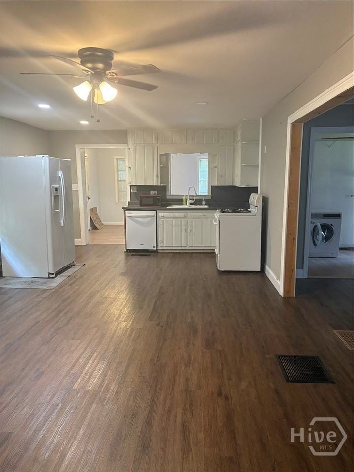 1387 Criswell Rd Se - Photo 3 of 6