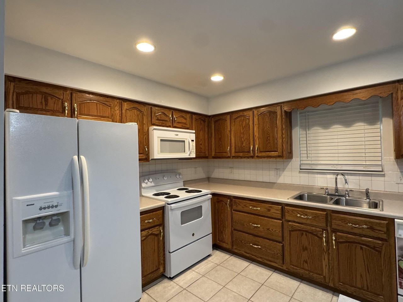 715 Gloucester Ave - Photo 3 of 19