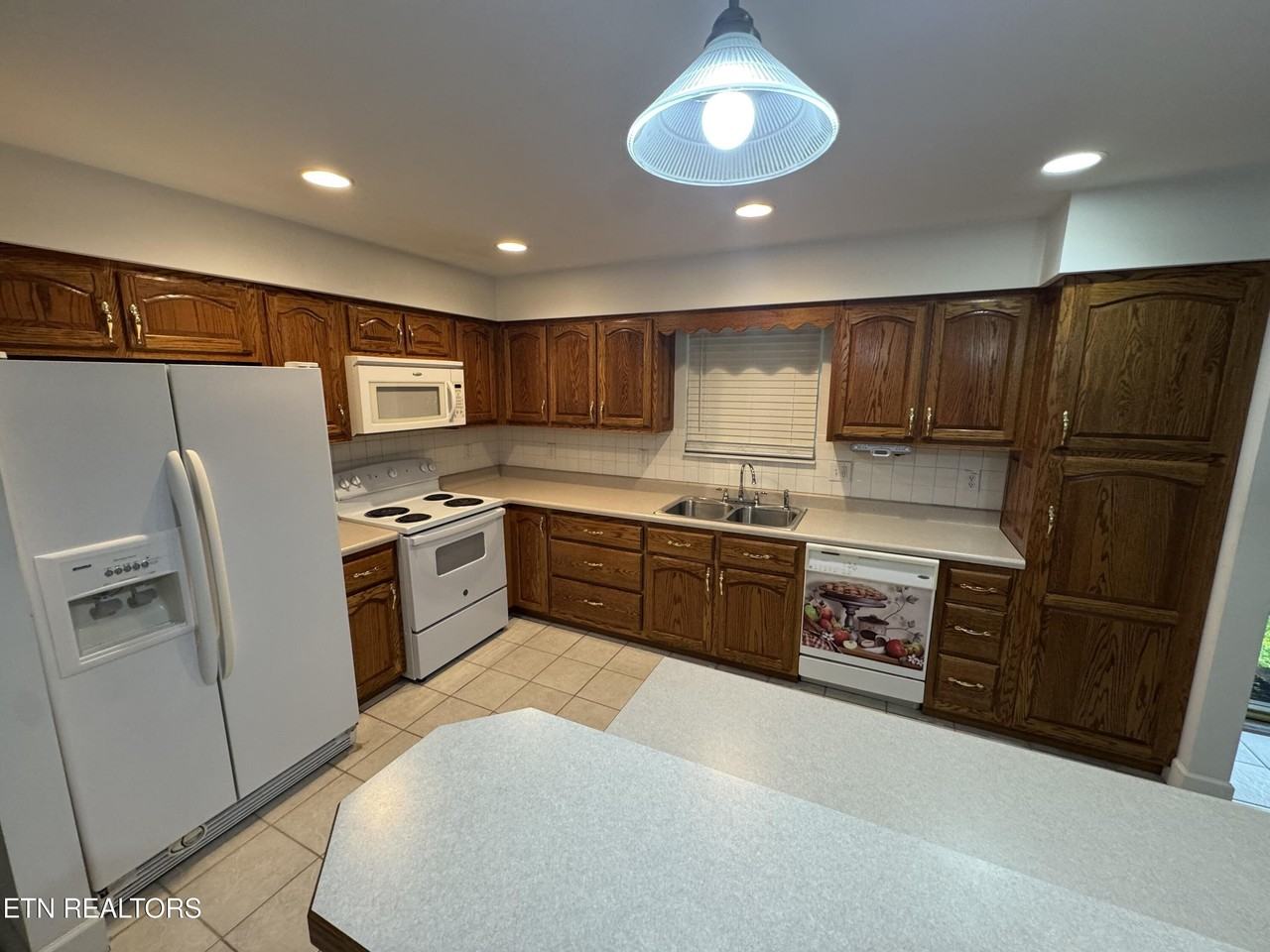 715 Gloucester Ave - Photo 4 of 19