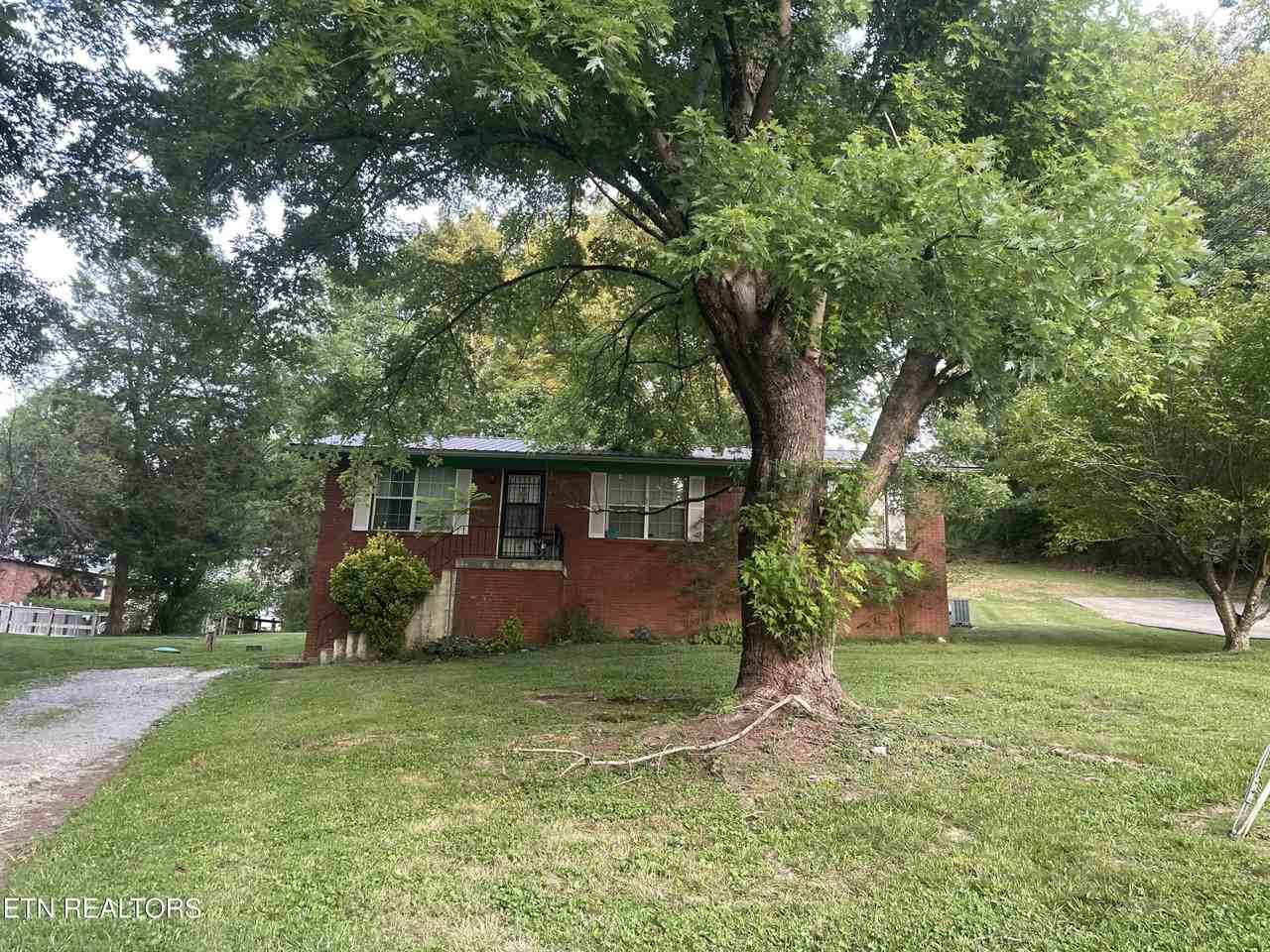 305 Reagan St - Photo 2 of 10