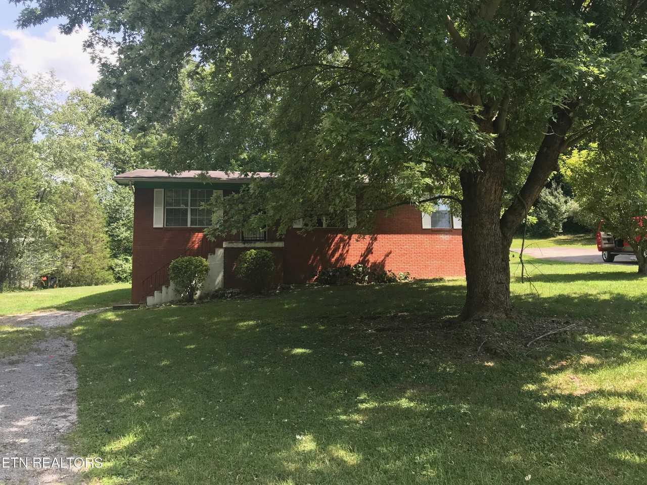 305 Reagan St - Photo 3 of 10