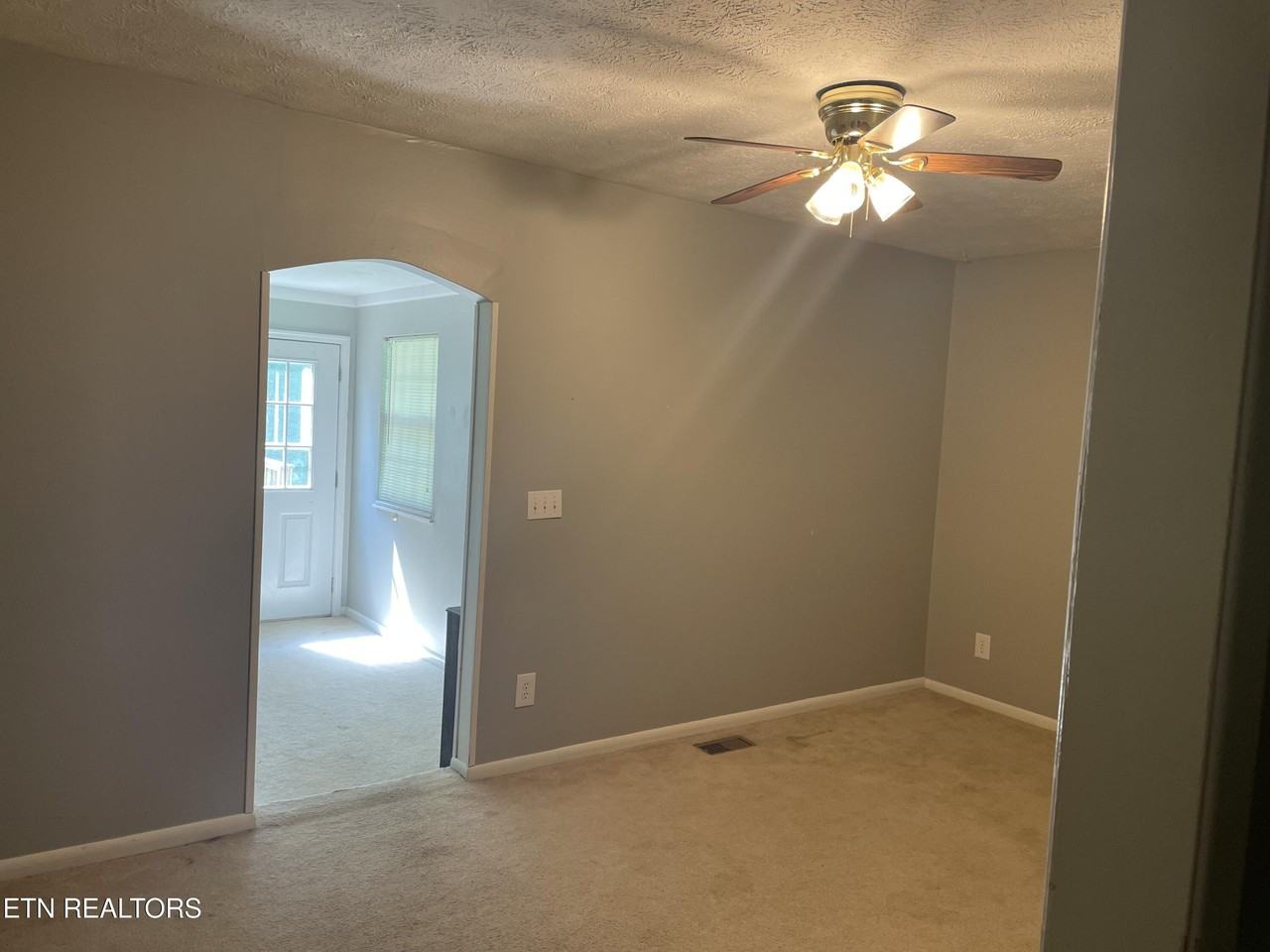 305 Reagan St - Photo 6 of 10