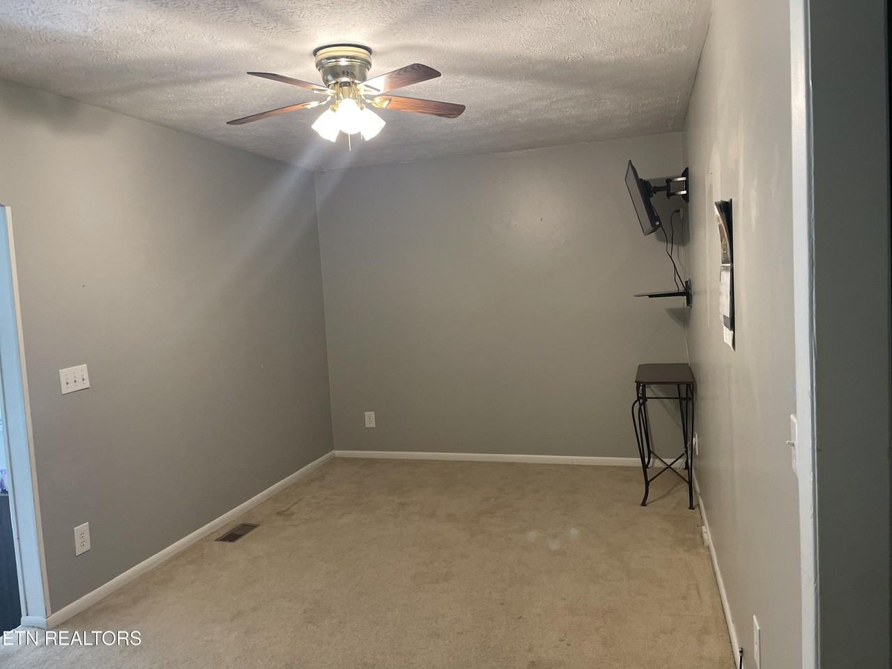 305 Reagan St - Photo 7 of 10