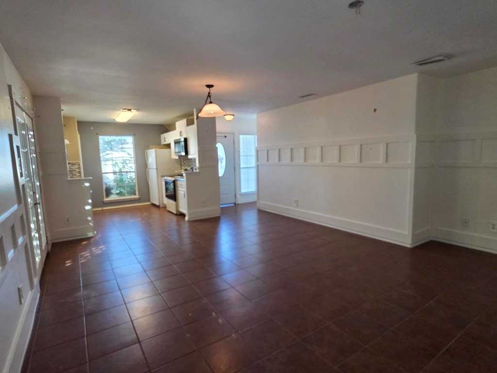 121 Amelia Ct - Photo 3 of 17