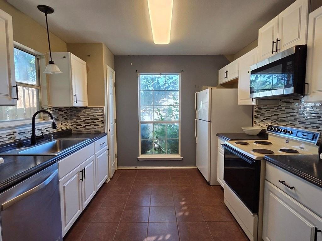 121 Amelia Ct - Photo 4 of 17