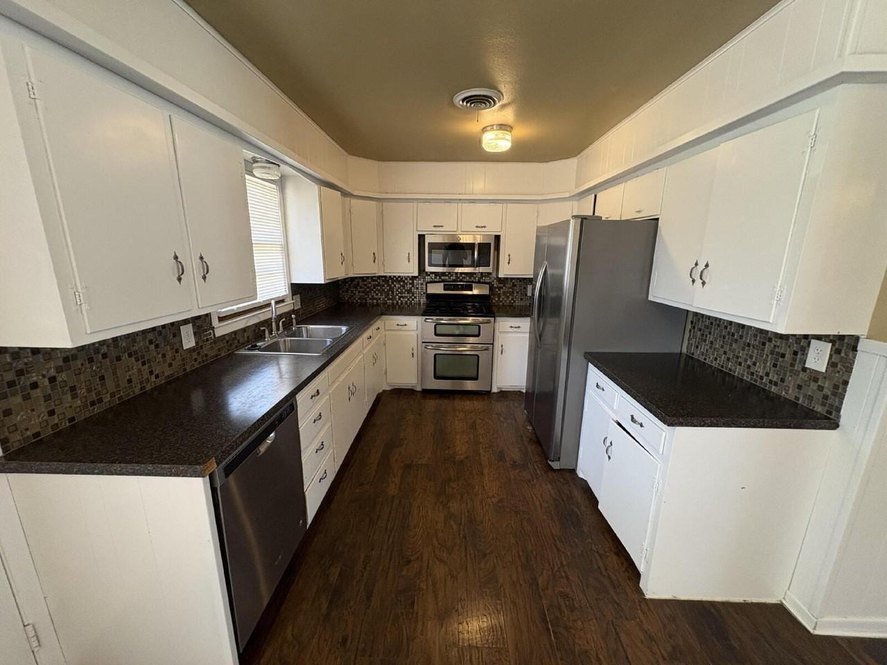 3809 25th St - Photo 5 of 10
