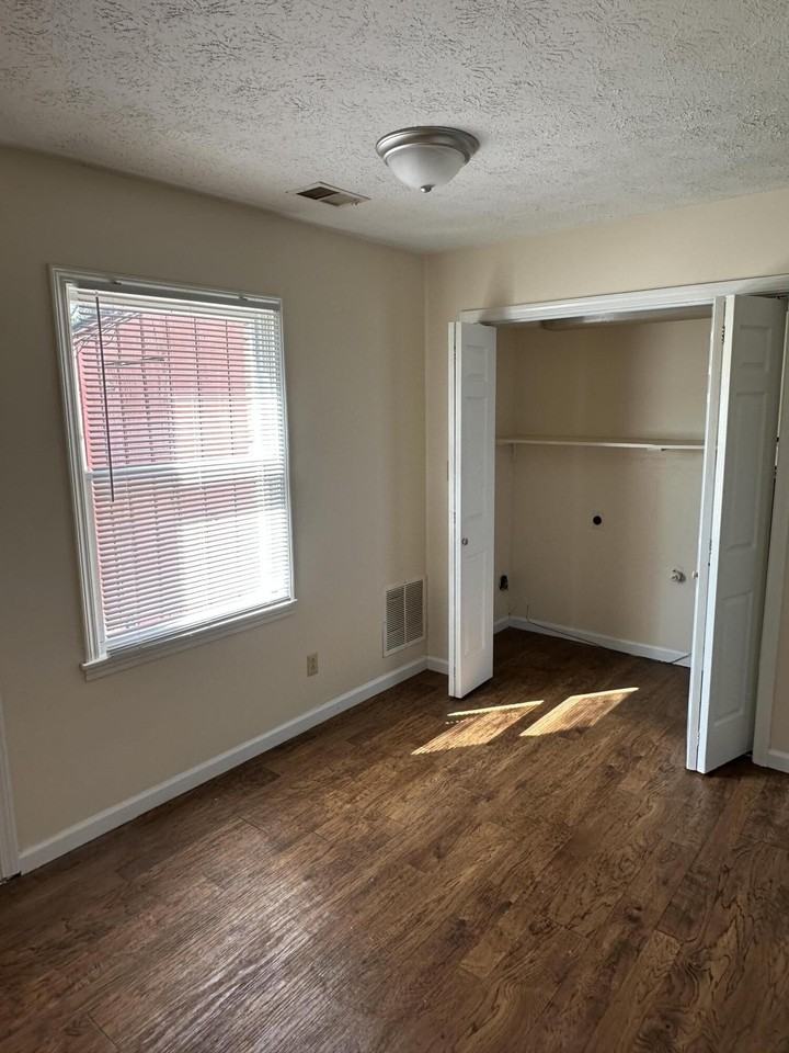 163 Landings Dr - Photo 6 of 44