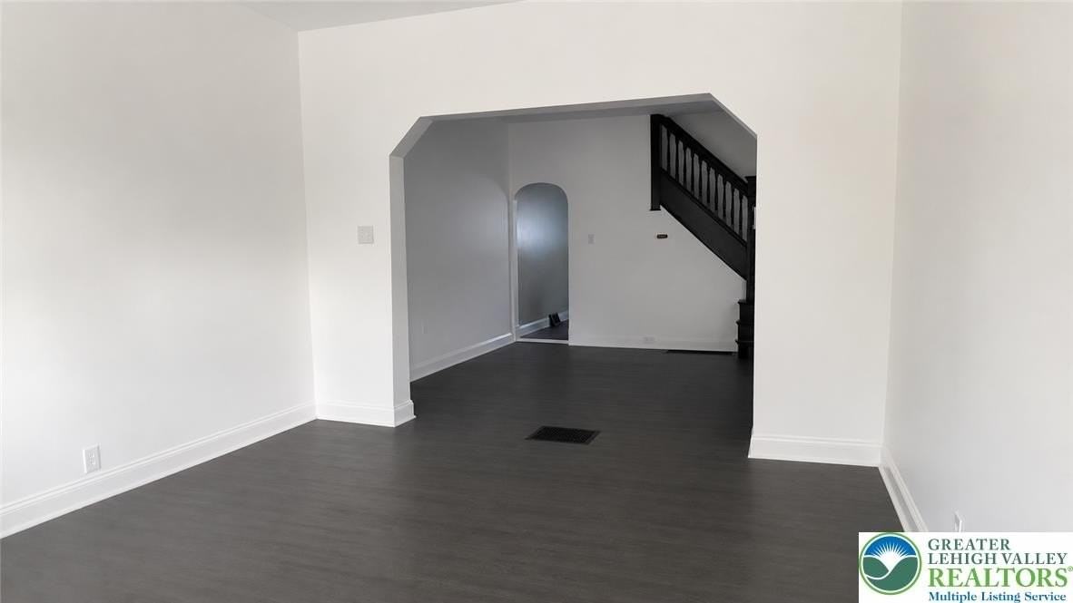 622 E Locust St - Photo 2 of 9