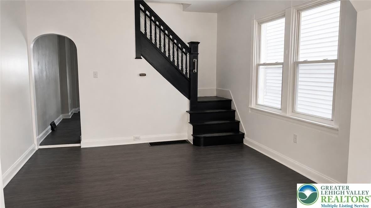622 E Locust St - Photo 3 of 9