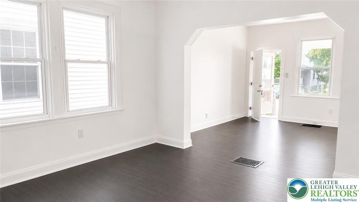 622 E Locust St - Photo 4 of 9