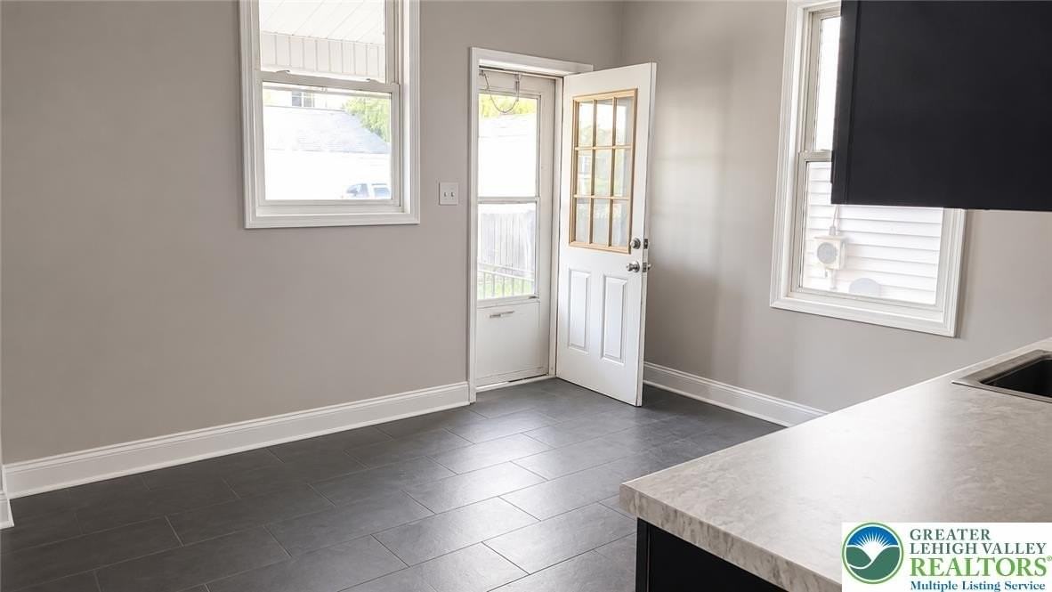 622 E Locust St - Photo 5 of 9