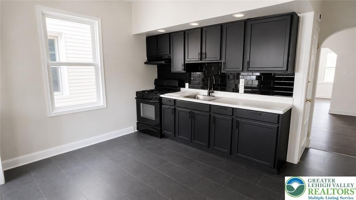 622 E Locust St - Photo 6 of 9