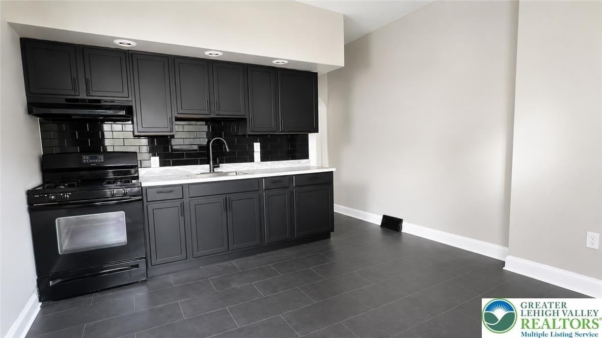 622 E Locust St - Photo 7 of 9