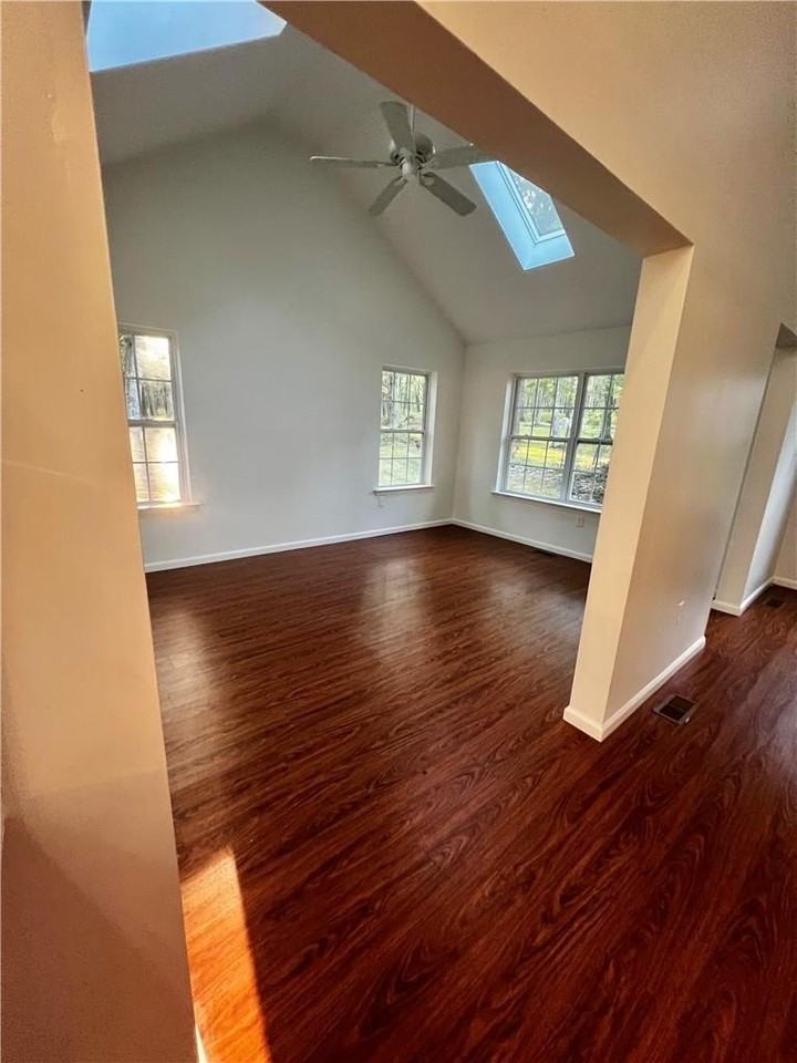 2146 Bedford Dr - Photo 3 of 12