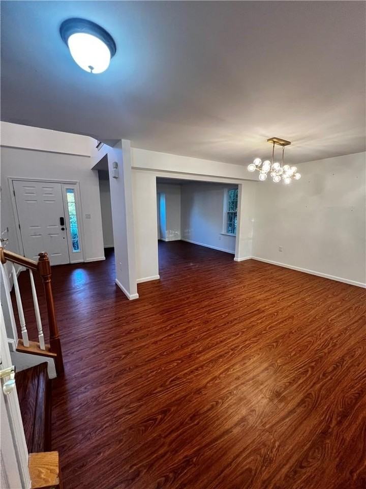 2146 Bedford Dr - Photo 4 of 12