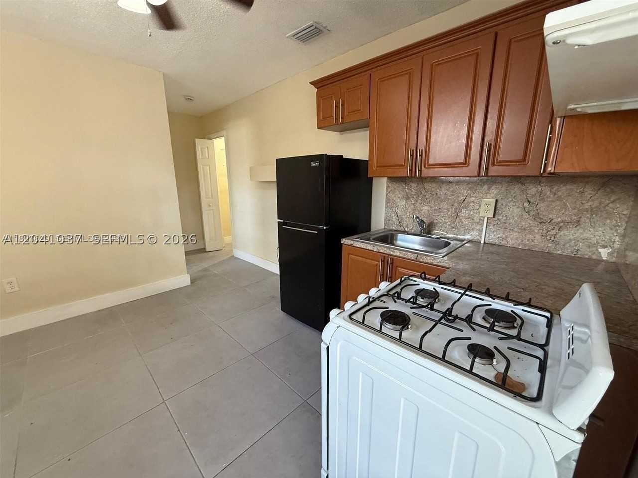 2339 Nw 35th St #EFF - Photo 3 of 11