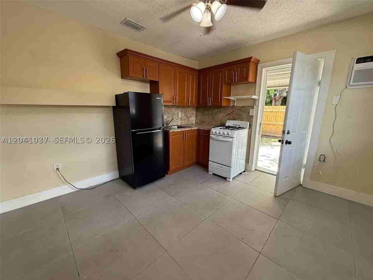 2339 Nw 35th St #EFF - Photo 4 of 11