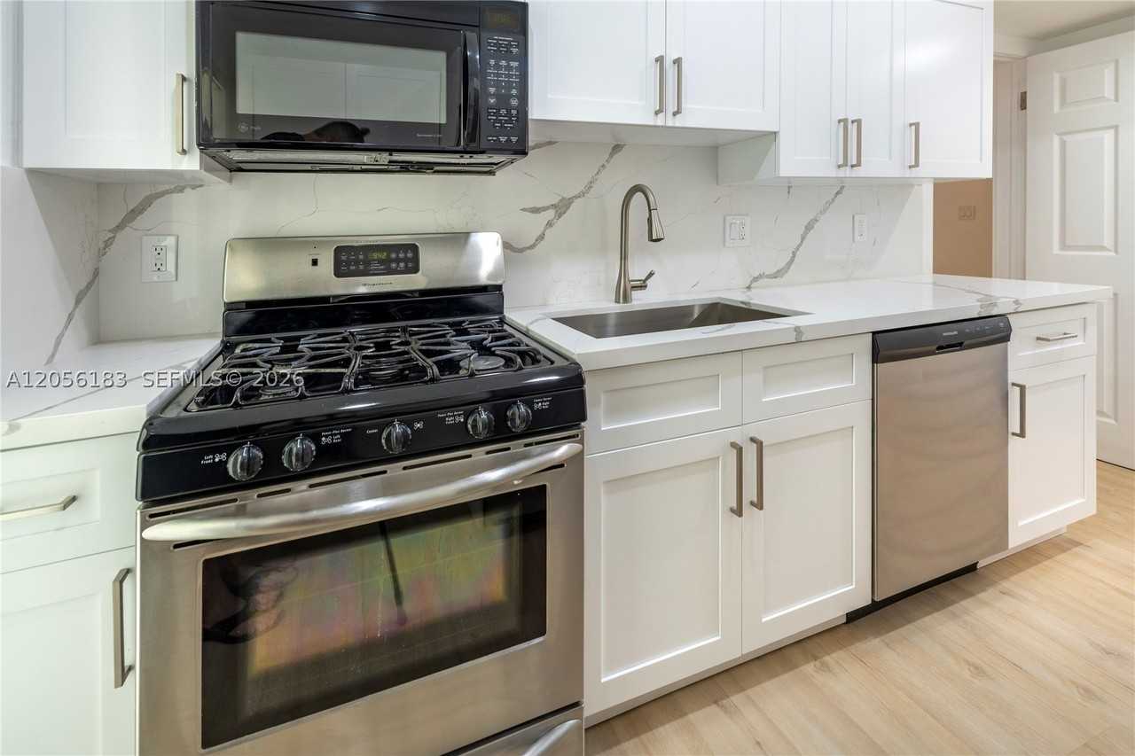 809 Ne 17th Ave #4 - Photo 7 of 24