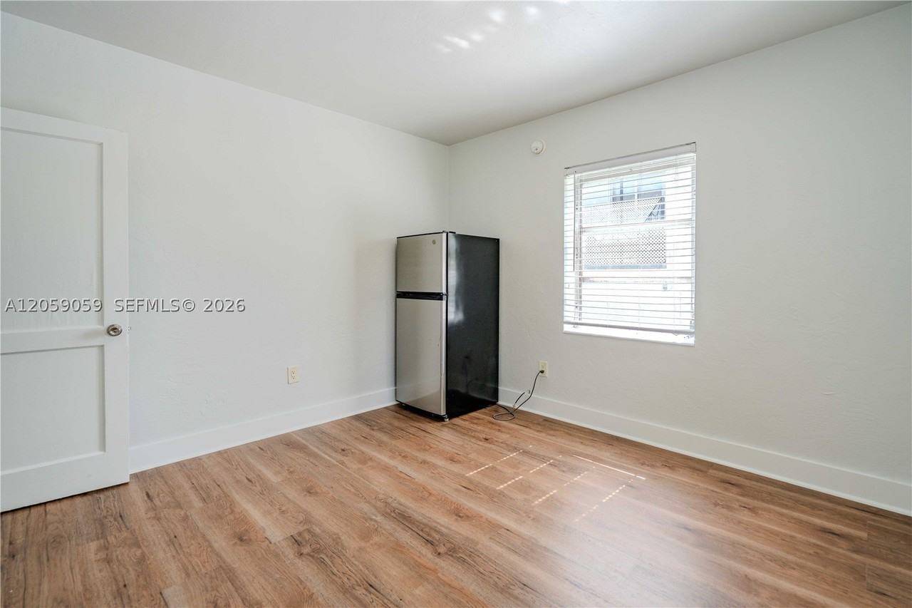 433 Ne 82nd St #1 - Photo 3 of 13