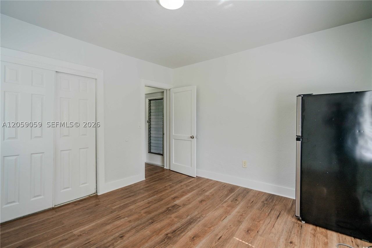 433 Ne 82nd St #1 - Photo 4 of 13