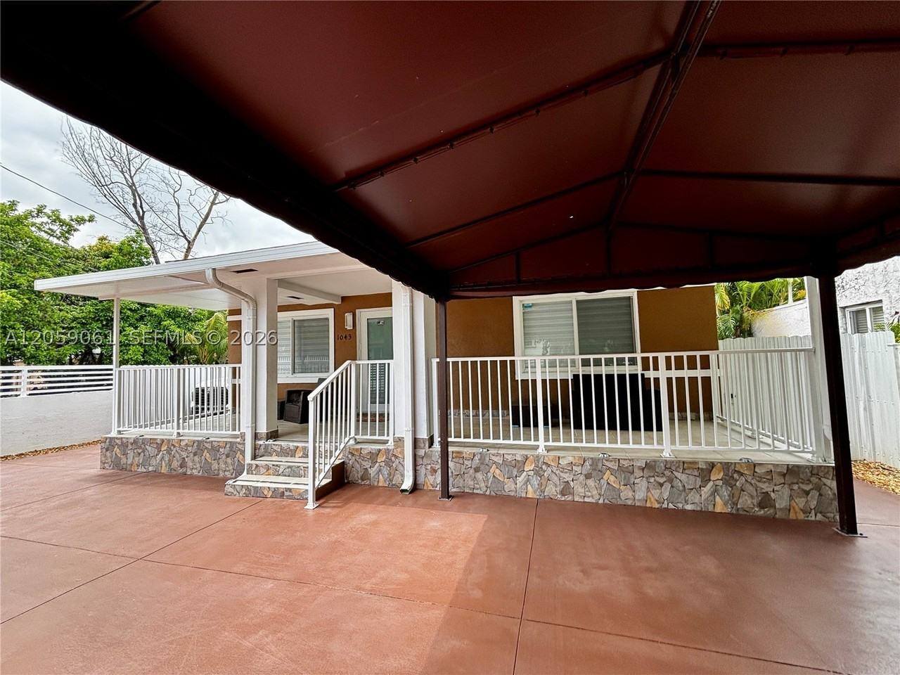 1043 Nw 33rd St - Photo 3 of 32
