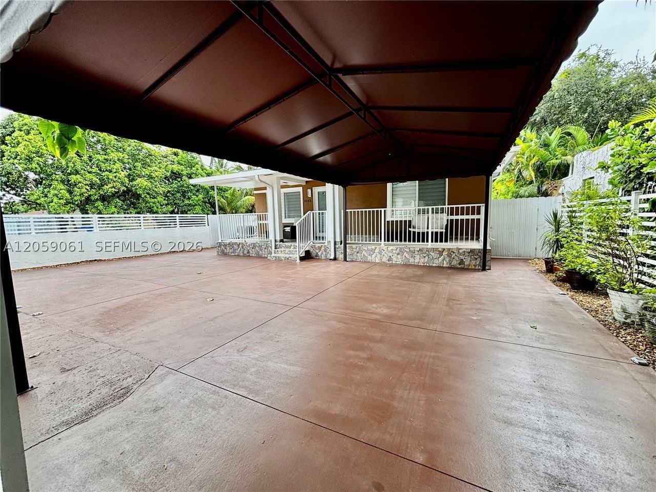 1043 Nw 33rd St - Photo 5 of 32