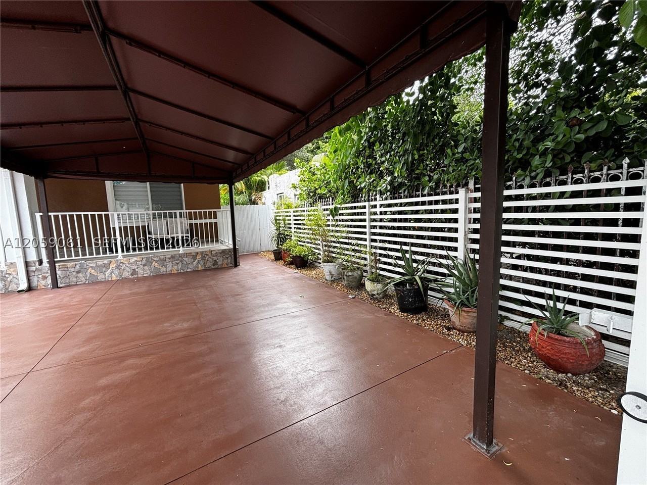 1043 Nw 33rd St - Photo 6 of 32