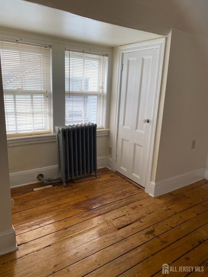 235 Montgomery St #3 - Photo 5 of 15