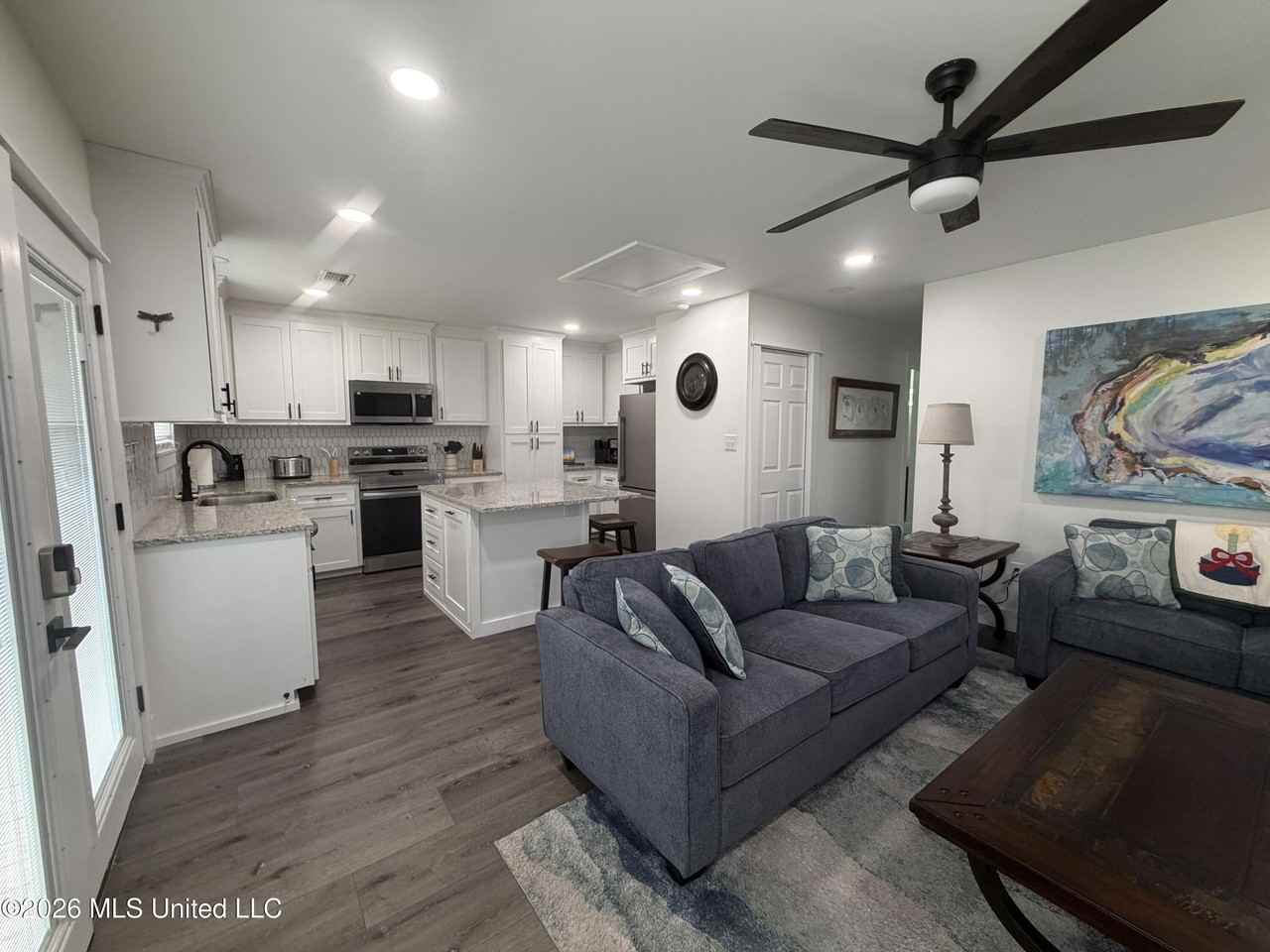 4060 Cardinal St - Photo 4 of 32