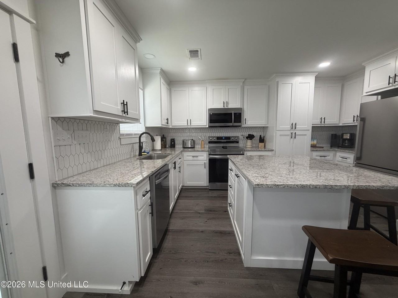 4060 Cardinal St - Photo 5 of 32