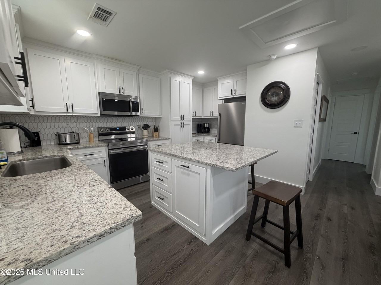 4060 Cardinal St - Photo 6 of 32