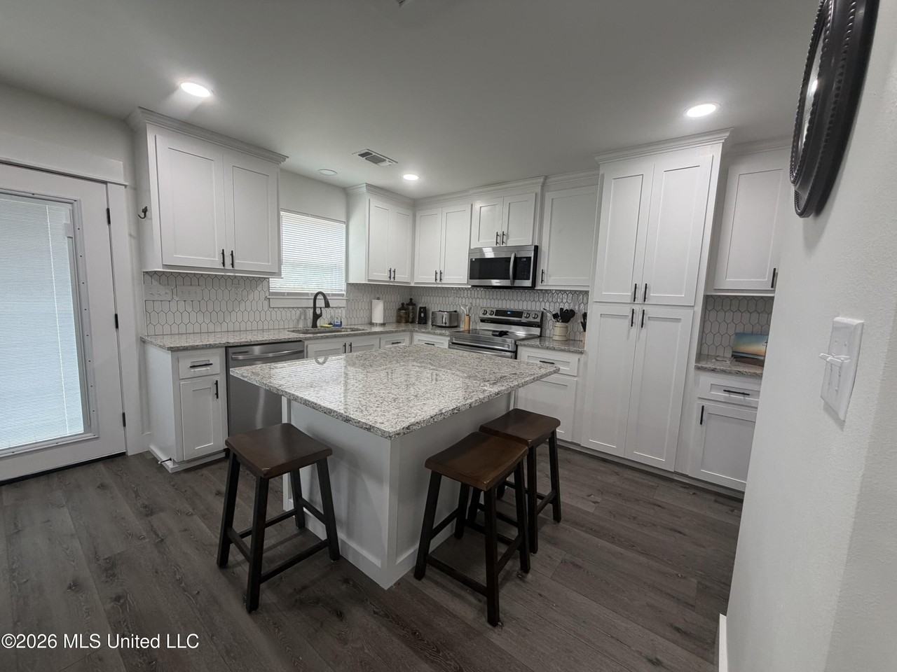4060 Cardinal St - Photo 7 of 32