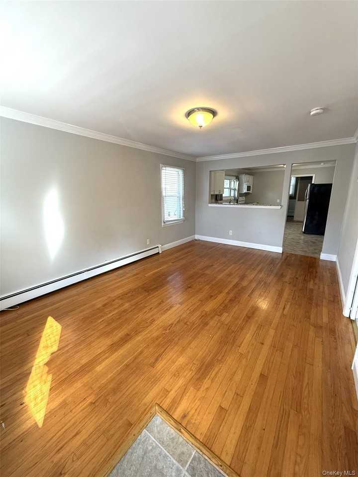 21 Kingdom Ct - Photo 3 of 10